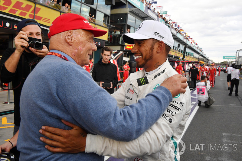 Il poleman Lewis Hamilton, Mercedes-AMG F1 festeggia nel parco chiuso con Niki Lauda, Presidente non-esecutivo Mercedes AMG F1