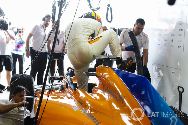 Fernando Alonso, McLaren, sale de su coche