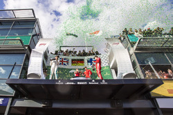 Podio: segundo lugar Lewis Hamilton, Mercedes-AMG F1, ganador de la carrera Sebastian Vettel, Ferrar