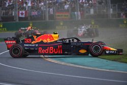 Max Verstappen, Red Bull Racing RB14 spin atıyor