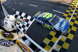 Jimmie Johnson, Hendrick Motorsports Chevrolet prend le damier