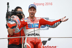 Podium: le vainqueur Andrea Dovizioso, Ducati Team