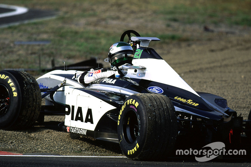 ... kollidiert Toranosuke Tagaki (Tyrrell) in Runde 29 mit Esteban Tuero (Minardi)