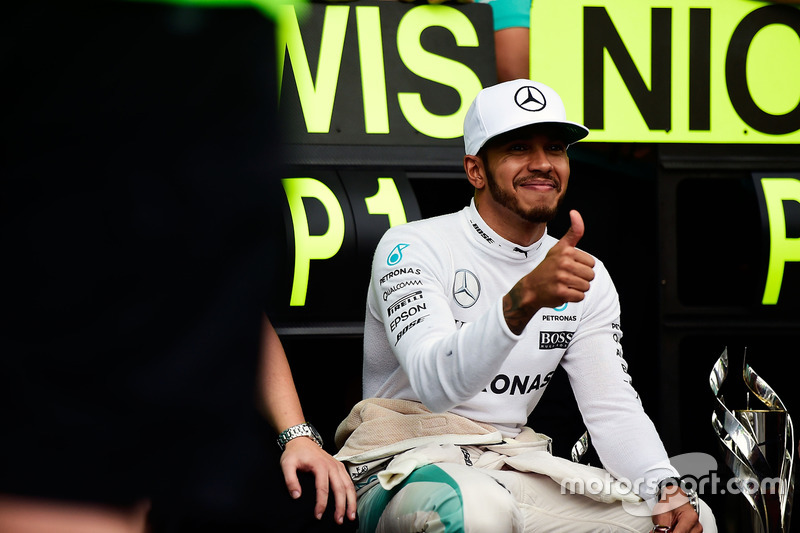 Racewinnaar Lewis Hamilton, Mercedes AMG F1, viert feest met het team