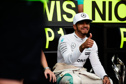 Race winner Lewis Hamilton, Mercedes AMG F1 celebrates with the team