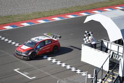 José Maria Lopez, Citroën World Touring Car Team, Citroën C-Elysée WTCC, salué par le drapeau à damiers.