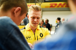 Kevin Magnussen, Renault Sport F1 Team firma de autógrafos para los fans