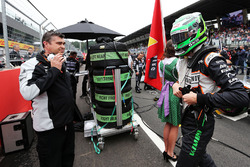 Нико Хюлькенберг, Sahara Force India F1 на стартовой решетке с Брэдли Джойсом, гоночным инженером Sa
