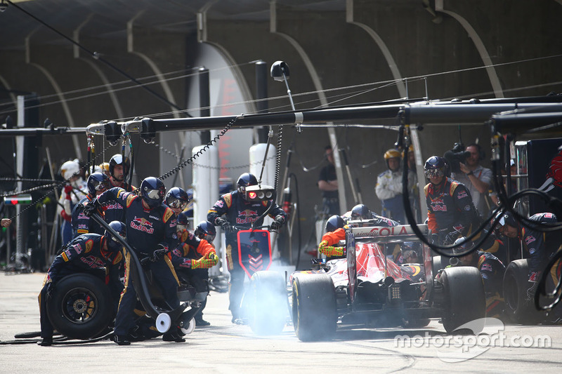 Carlos Sainz Jr., Scuderia Toro Rosso STR11 parada en boxes