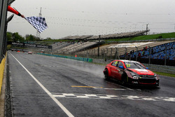 Checkered flag for José María López, Citroën World Touring Car Team, Citroën C-Elysée WTCC