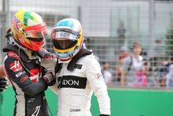 Esteban Gutierrez, Haas F1 Team und Fernando Alonso, McLaren