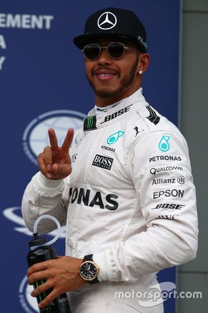 Pol pozisyonu sahibi Lewis Hamilton, Mercedes AMG F1 Team, parc ferme