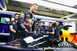 Daniel Ricciardo, Red Bull Racing RB12 aeroscreen üzerinden otomobile biniyor