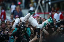 Winnaar Nico Rosberg, Mercedes AMG F1 Team W07 in parc ferme