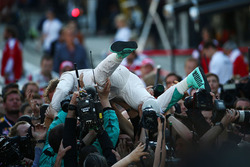 Winner Nico Rosberg, Mercedes AMG F1 Team W07 in parc ferme