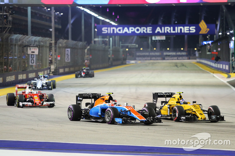 Esteban Ocon, Manor Racing MRT05 e Jolyon Palmer, Renault Sport F1 Team RS16 lottano per la posizion