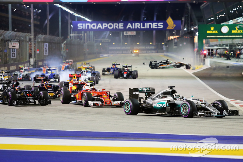 Lewis Hamilton, Mercedes AMG F1 W07 Hybrid alla partenza della gara mentre Nico Hulkenberg, Sahara Force India F1 VJM09 va a sbattere
