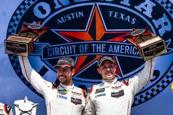 Les vainqueurs GTLM #912 Porsche Team North America Porsche 911 RSR: Earl Bamber, Frédéric Makowiecki