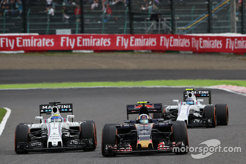 Carlos Sainz Jr., Scuderia Toro Rosso STR11 e Felipe Massa, Williams FW38 lottano per la posizione