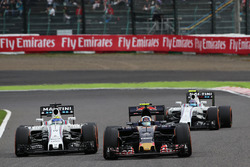 Carlos Sainz Jr., Scuderia Toro Rosso STR11 and Felipe Massa, Williams FW38 battle for position