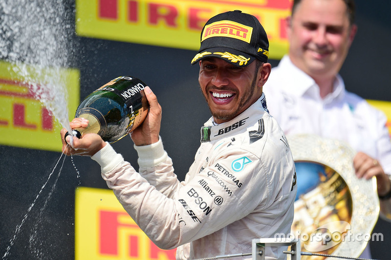 Ganador de la carrera Lewis Hamilton, Mercedes AMG F1 celebra en el podio