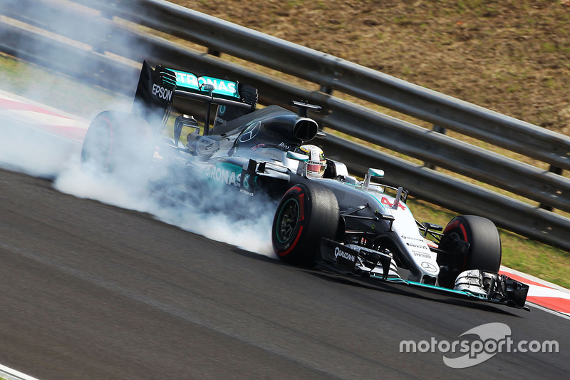 ... Lewis Hamilton, atrapalhado na última tentativa por Fernando Alonso, que rodou logo à frente do britânico.