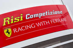 Risi Competizione zona de Paddock y logo