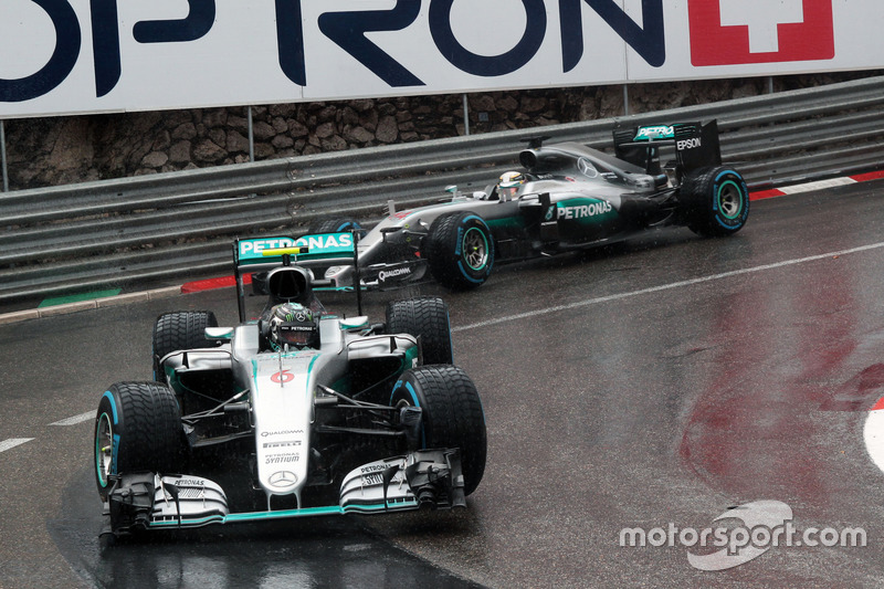Até rivais podem se ajudar: Rosberg, que lutava pelo título com Hamilton, abriu espaço ao colega e segurou alguns rivais no GP de Mônaco de 2016. Isso foi fundamental para que Hamilton vencesse pela primeira vez no ano.