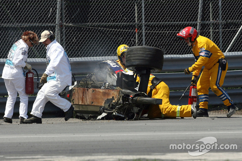 Robert Kubica, BMW Sauber F1 Team, F1.07, crashed heavily during the race