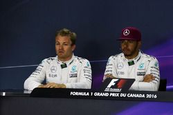 (L to R): Nico Rosberg, Mercedes AMG F1 and team mate Lewis Hamilton, Mercedes AMG F1 in the FIA Press Conference