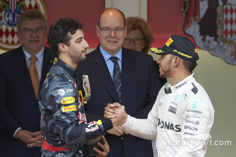 Daniel Ricciardo, Red Bull Racing con Lewis Hamilton, Mercedes AMG F1 en el podio