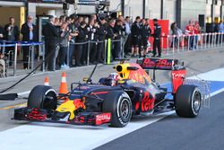 Pierre Gasly, Red Bull Racing RB12 Test Driver running sensor equipment