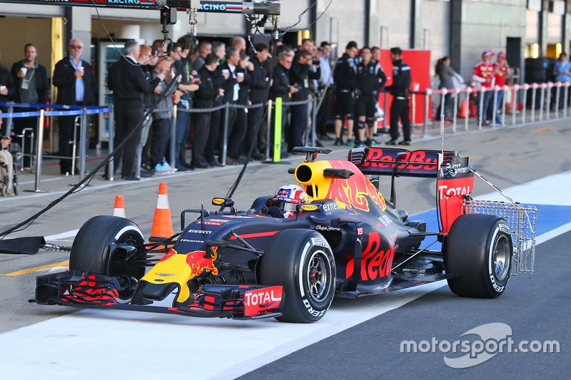 Pierre Gasly, Red Bull Racing RB12 Test Driver running sensor equipment
