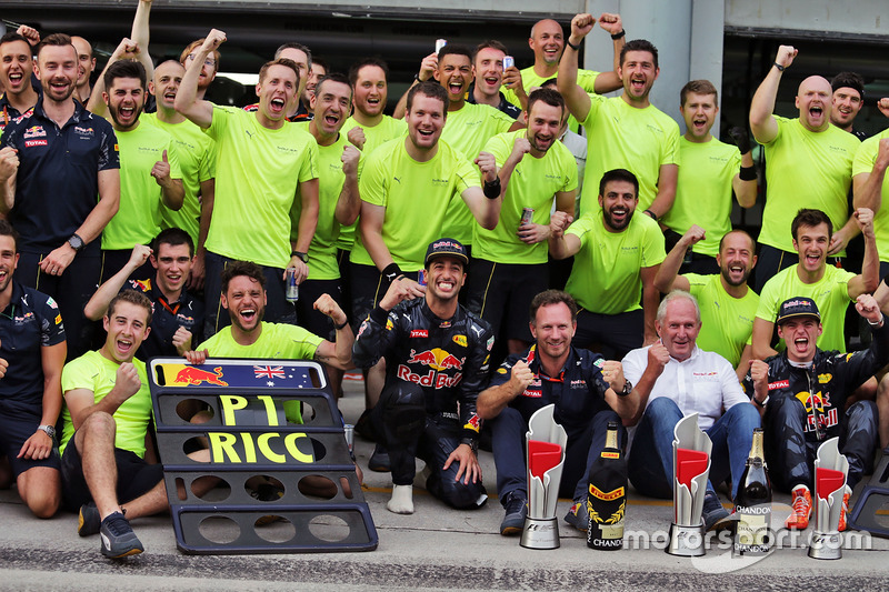 Ganador de la carrera Daniel Ricciardo, Red Bull Racing celebra con Max Verstappen, Red Bull Racing, el Dr. Helmut Marko, asesor de Red Bull Motorsport, Christian Horner, director del equipo Red Bull Racing y el equipo