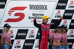 Podium: pemenang Tim Slade, Brad Jones Racing Holden