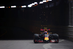 Искры из-под машины Макса Ферстаппена, Red Bull Racing RB12