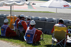 Lewis Hamilton, Mercedes AMG F1 Team W07 met marshals