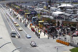 Kevin Harvick, Stewart-Haas Racing Chevrolet leads the field off pit road