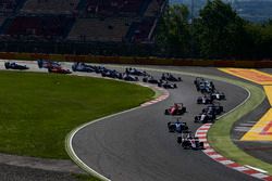 Alexander Albon, ART Grand Prix leads Oscar Tunjo, Jenzer Motorsport and the rest of the field at the start of the race