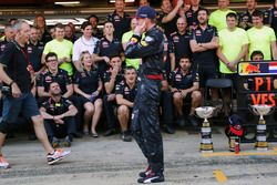 Победитель гонки - Макс Ферстаппен, Red Bull Racing празднует с командой