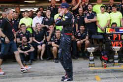 Победитель гонки - Макс Ферстаппен, Red Bull Racing празднует с командой