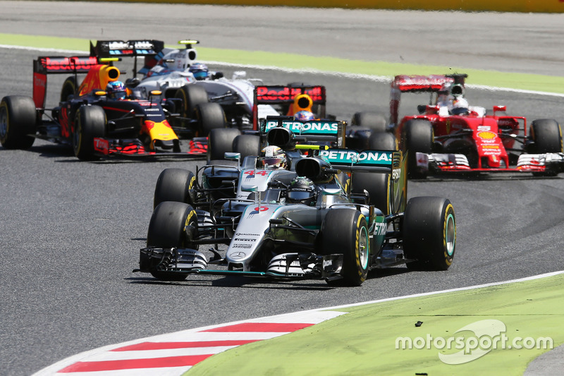 Nico Rosberg e Lewis Hamilton se envolveram em uma confusão logo após a largada do GP da Espanha.