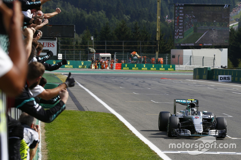 Ganador de la carrera Nico Rosberg, híbrido de Mercedes AMG F1 W07