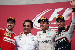 Het podium: Sebastian Vettel, Ferrari, tweede; Nico Rosberg, Mercedes AMG F1, winnaar; Sergio Perez,