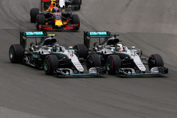 Lewis Hamilton, Mercedes AMG F1 W07 Hybrid dan rekan setim Nico Rosberg, Mercedes AMG F1 W07 Hybrid