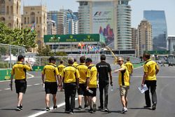 Kevin Magnussen, Renault Sport F1 Team, et Esteban Ocon, pilote d'essais de Renault Sport F1 Team, à pied sur le circuit avec l'équipe