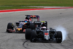 Jenson Button, McLaren MP4-31, Daniil Kvyat, Scuderia Toro Rosso STR11