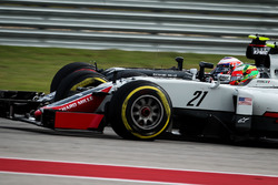 Esteban Gutierrez, Haas F1 Team VF-16 and Jenson Button, McLaren MP4-31 battle for position