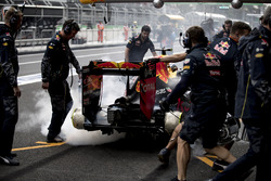 Les freins de Max Verstappen, Red Bull Racing RB12, prennent feu dans les stands
