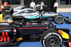 3rd place Daniel Ricciardo, Red Bull Racing RB12, 1st place Lewis Hamilton, Mercedes AMG F1 W07 Hybr